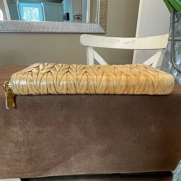Miu Miu Matelassé gold long zipper wallet - Picture 5 of 13